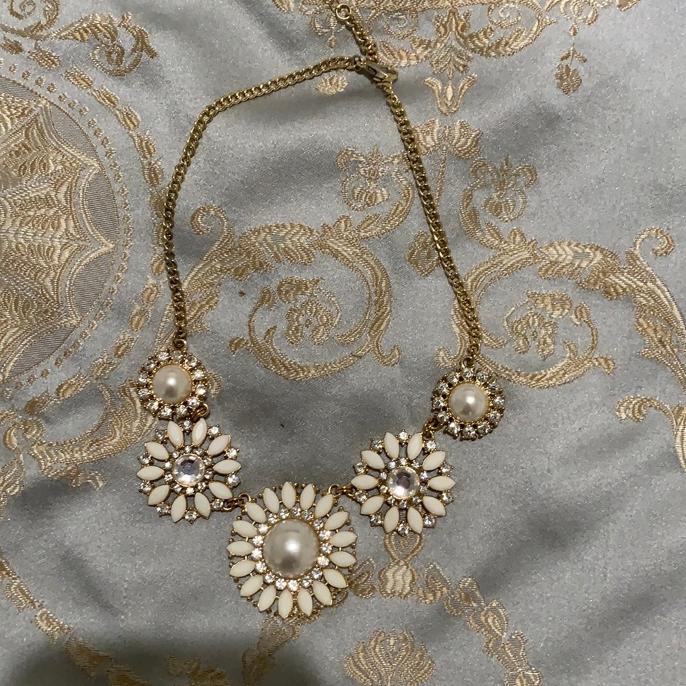 Pretty pearl statement necklace